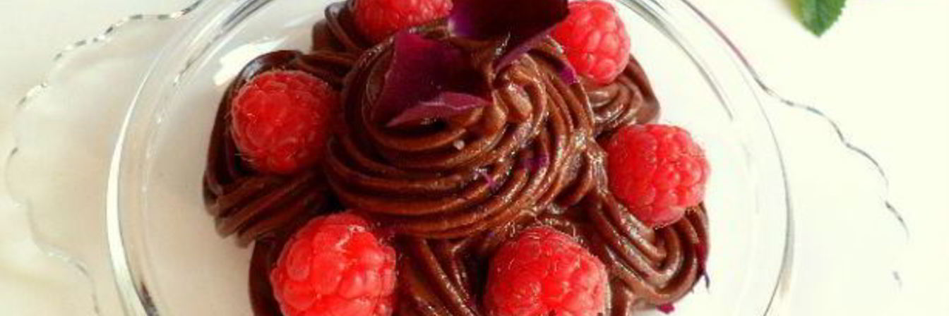 Шоколадный крем-мусс из авокадо с малиной, лепестками роз и мятой