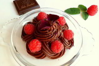 Шоколадный крем-мусс из авокадо с малиной, лепестками роз и мятой