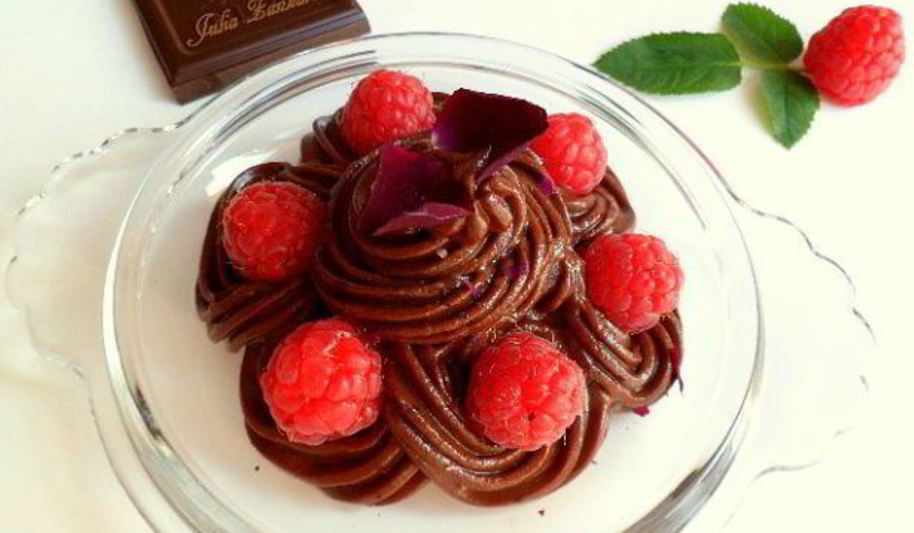 Рецепт шоколадного крема-мусса из авокадо с малиной, лепестками роз и мятой