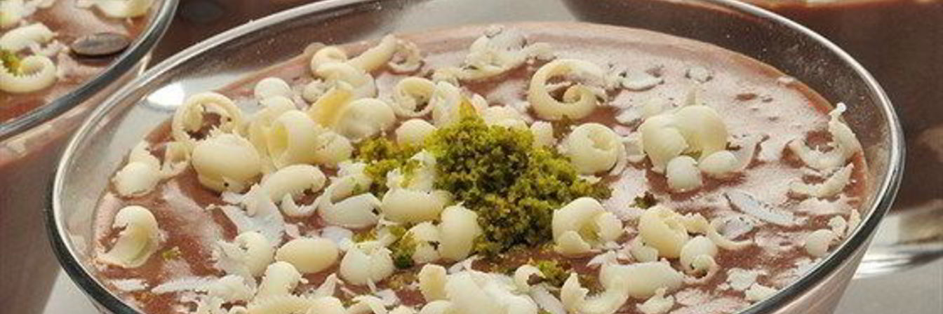 Шоколадный мусс с перцем чили, фисташками и коньяком