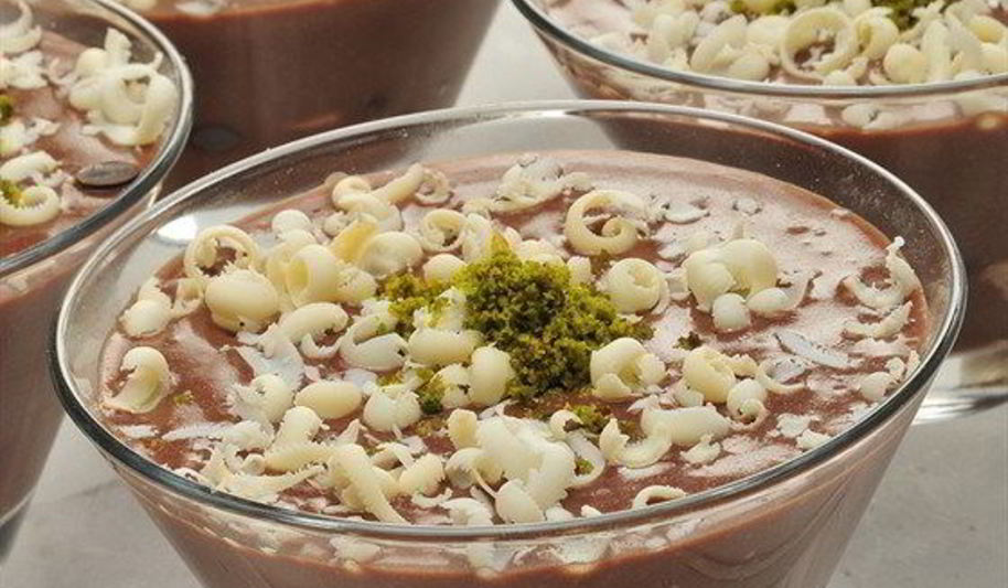 Рецепт шоколадного мусса с перцем чили, фисташками и коньяком