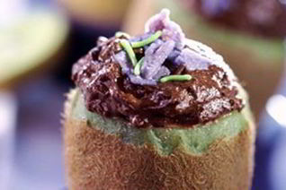 Шоколадный мусс в чашечках из киви