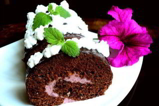 Шоколадный рулет с черничным муссом