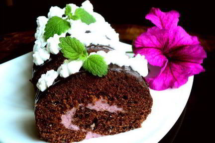 Шоколадный рулет с черничным муссом