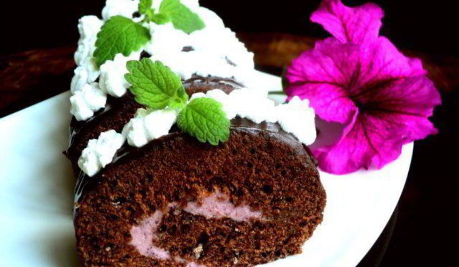 Рецепт шоколадного рулета с черничным муссом