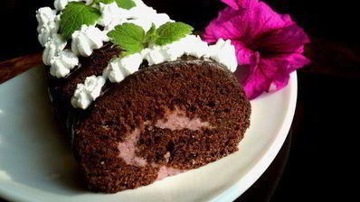 шоколадный рулет с черничным муссом