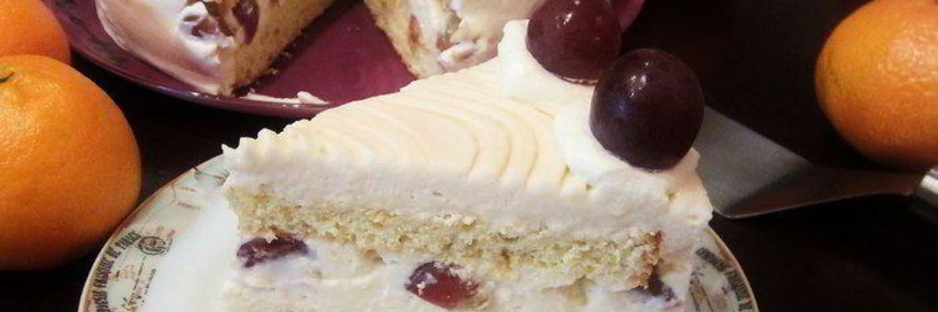 Торт-мусс из апельсинового бисквита, винного крем-мусса и розового винограда