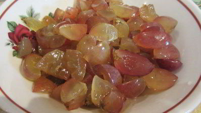 торт-мусс из апельсинового бисквита, винного крем-мусса и розового винограда