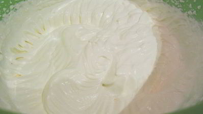 торт-мусс из апельсинового бисквита, винного крем-мусса и розового винограда