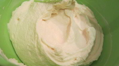 торт-мусс из апельсинового бисквита, винного крем-мусса и розового винограда