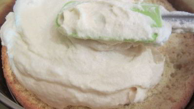 торт-мусс из апельсинового бисквита, винного крем-мусса и розового винограда