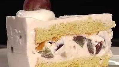 торт-мусс из апельсинового бисквита, винного крем-мусса и розового винограда