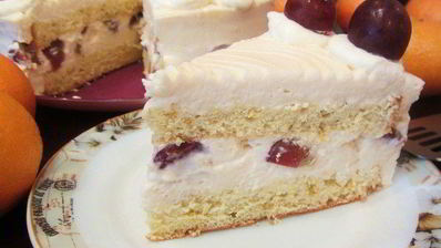 торт-мусс из апельсинового бисквита, винного крем-мусса и розового винограда