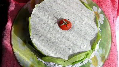 торт-мусс с курицей, шпинатом и черри