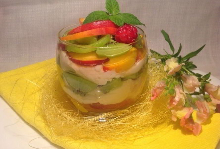 Творожный мусс с персиками и киви