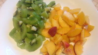 творожный мусс с персиками и киви