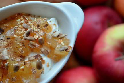 Творожный мусс с яблочным соусом