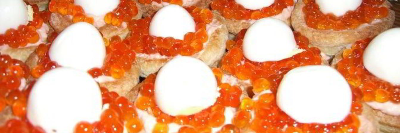 Волованы с лососевым муссом, икрой и перепелиными яйцами