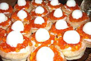 Волованы с лососевым муссом, икрой и перепелиными яйцами