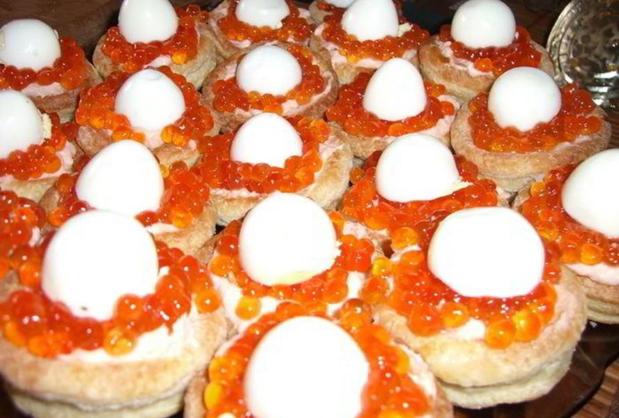 Волованы с лососевым муссом, икрой и перепелиными яйцами