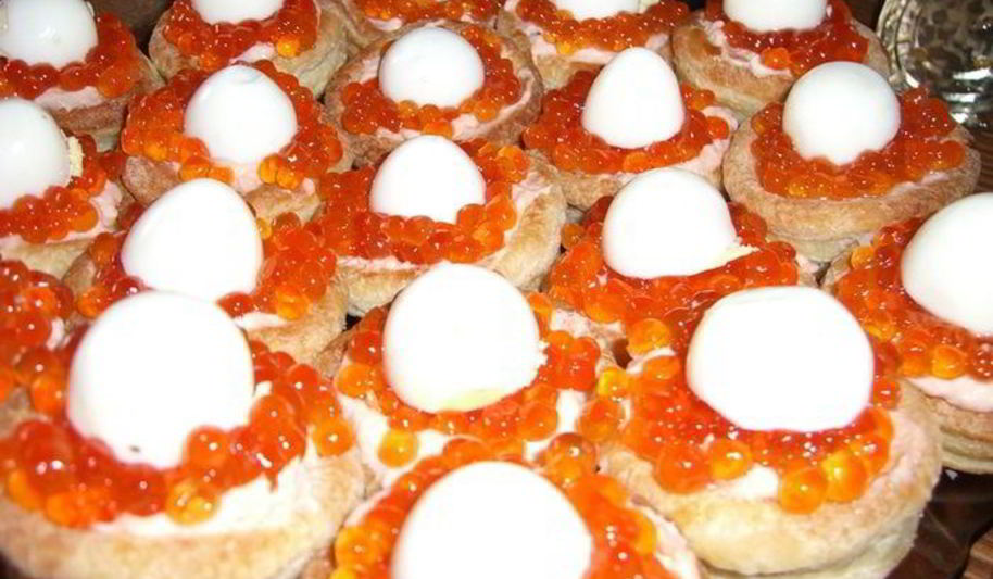 Рецепт волованов с лососевым муссом, икрой и перепелиными яйцами
