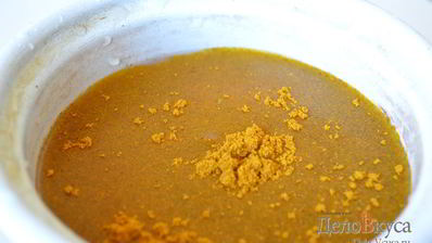 красим пасхальные яйца в желтый цвет куркумой