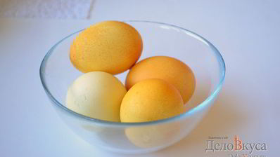 красим пасхальные яйца в желтый цвет куркумой