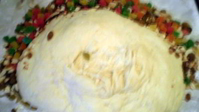 кулич пасхальный с изюмом и орехами