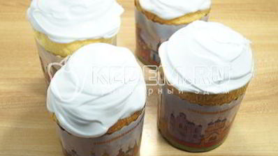 кулич с изюмом