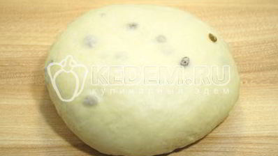 кулич с изюмом