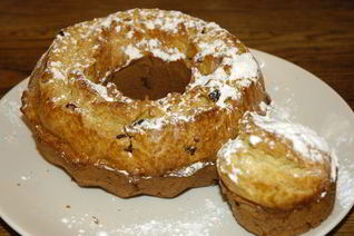 Кулич с вишней и клюквой