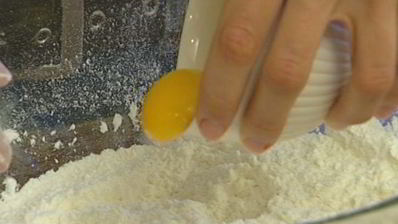 кулич с вишней и клюквой