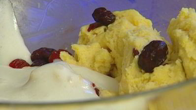 кулич с вишней и клюквой