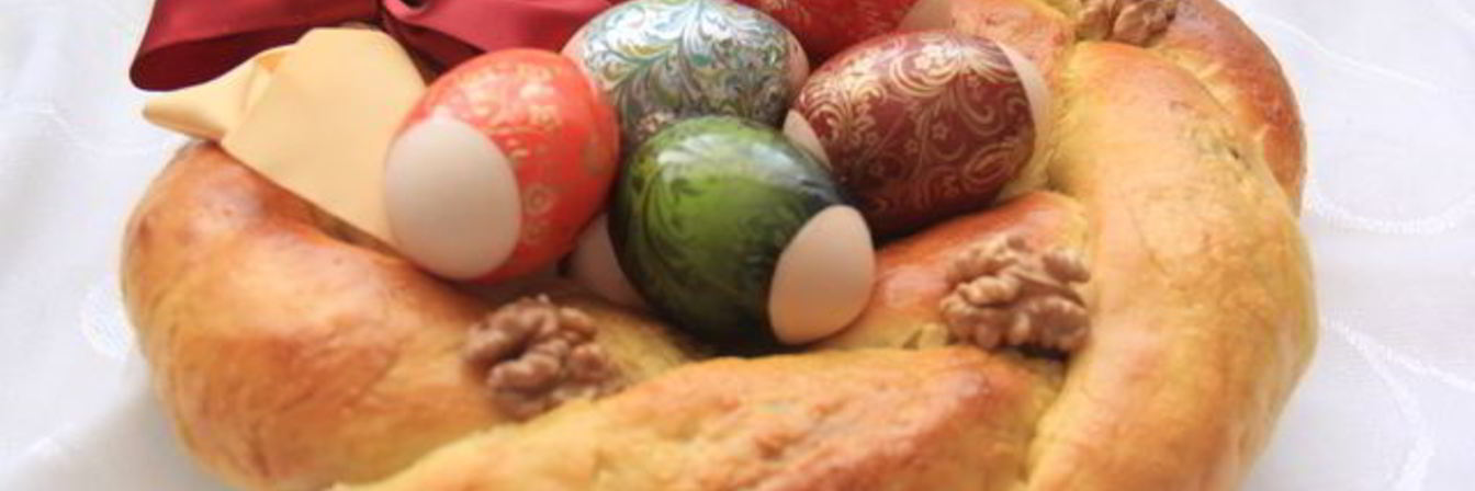 Пасхальный венок с курагой и орехами