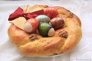 Пасхальный венок с курагой и орехами