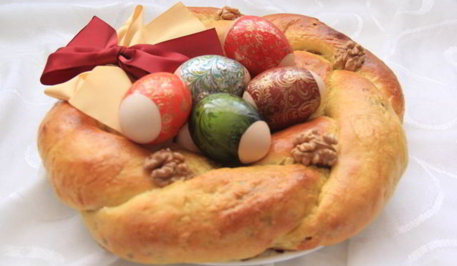 Рецепт пасхального венка с курагой и орехами