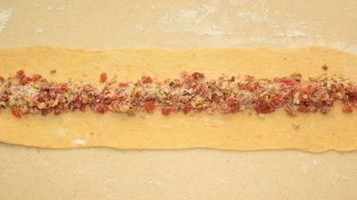 пасхальный венок с курагой и орехами