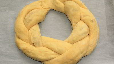 пасхальный венок с курагой и орехами