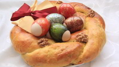 пасхальный венок с курагой и орехами