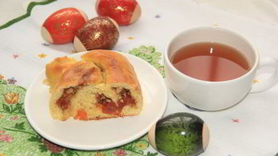 пасхальный венок с курагой и орехами