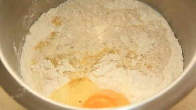 пасхальный венок с курагой и орехами