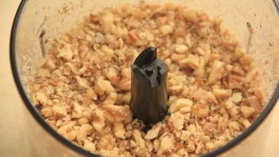 пасхальный венок с курагой и орехами