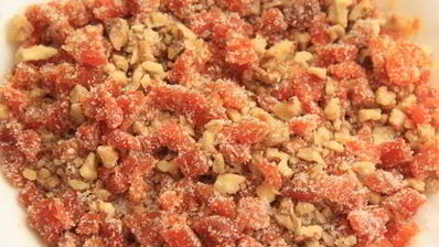 пасхальный венок с курагой и орехами