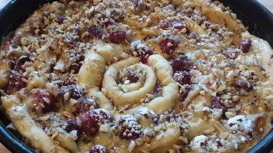 сладкая вертушка с пудингом и малиной