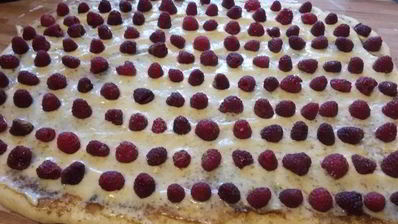 сладкая вертушка с пудингом и малиной