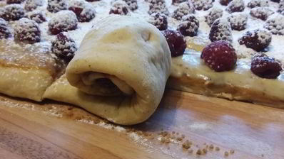 сладкая вертушка с пудингом и малиной