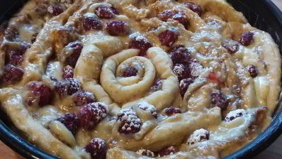 сладкая вертушка с пудингом и малиной