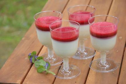 Сметанная панна котта с вишневым соусом