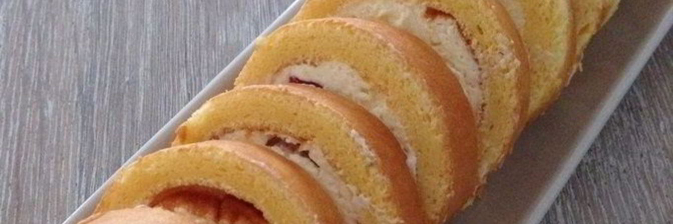 Бисквитный рулет с брусничным суфле