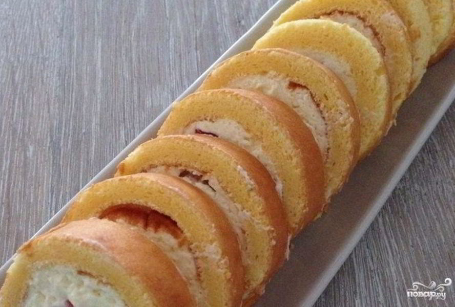 Бисквитный рулет с брусничным суфле